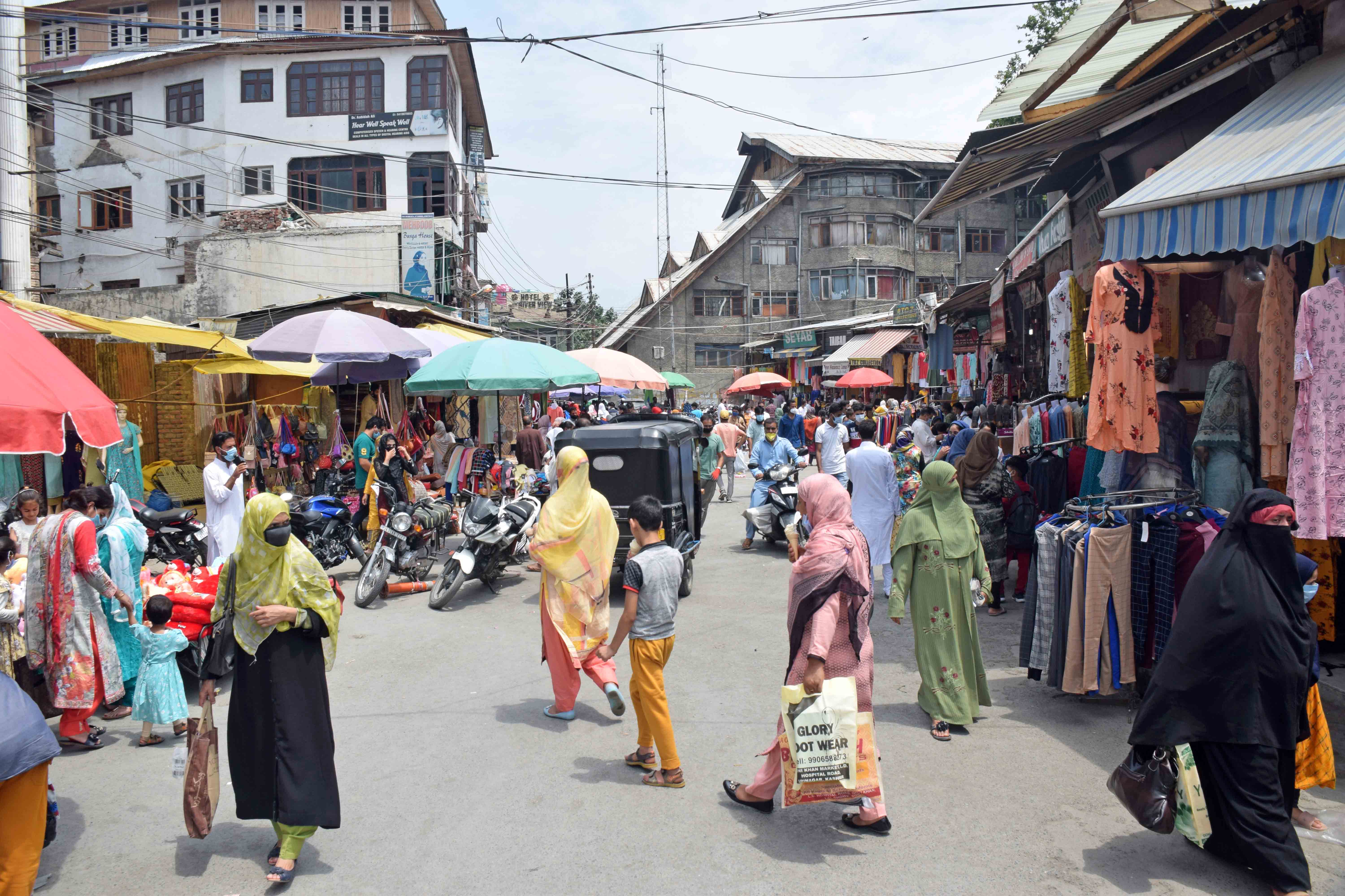 Amid Covid-19 markets abuzz with shoppers ahead of Eid-Ul-Azha in Kashmir capital Srinagar